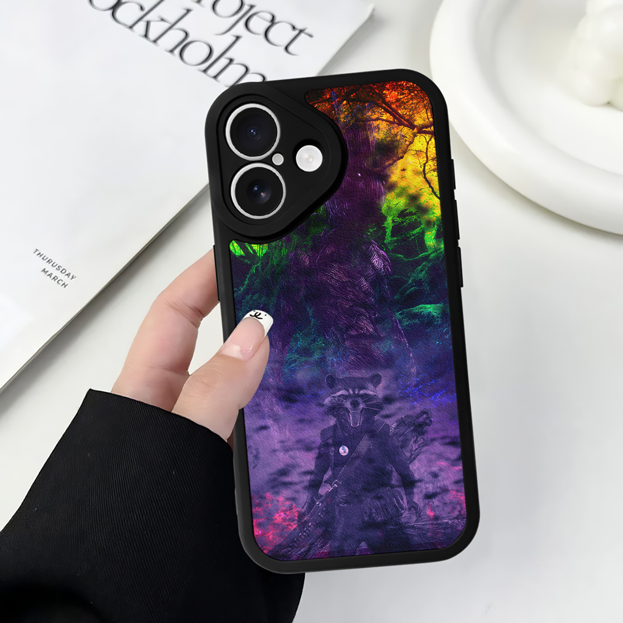 （画像用） アベンジャーズ The Avengers 【iPhone 16シリーズ対応】シリコンスマホケース（レザー調） 材質：シリコン